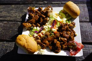 남아프리카공화국 오우츠호른의 타조 고기 접시