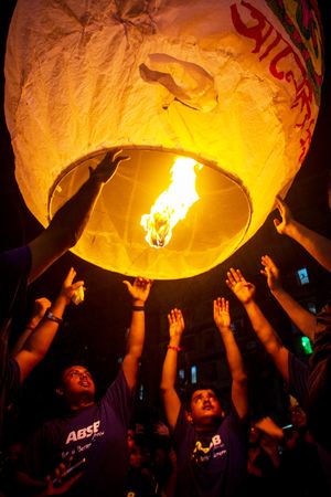 방글라데시에서 파바라나 푸르니마(pavarana purnima) 동안 등불을 날리는 불교 신자들