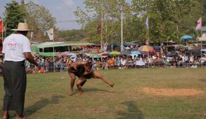 띤짠 축제 기간 중 마욱우에서 열린 라카인 킨 레슬링