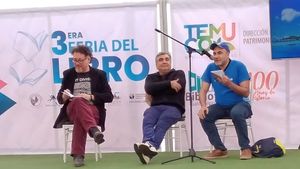 제3회 테무코 도서전에 참석한 작가 알레한드로 아나발론 감보아, 파트리시오 구티에레스 모랄레스, 하비에르 아기레 오르티스