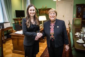 2020년 2월 5일 핀란드 총리 산나 마린과 회담하는 바첼레트