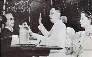 7월 4일 독립과 동시에 초대 대통령에 취임 선서하는 장면