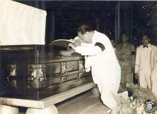 마누엘 로하스(Manuel Roxas)의 조문 중인 엘피디오 키리노(Elpidio Quirino), 말라카냥궁