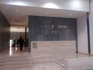 LAN-TAM 합병을 홍보하는 산티아고의 LATAM 라운지
