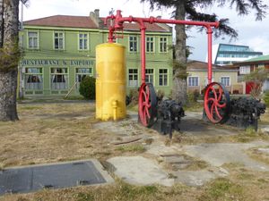 크리스토퍼 콜럼버스 애비뉴. 1890년 크로아티아인들이 건설한 구 기계실(Old Machine House)이 위치해 있다.