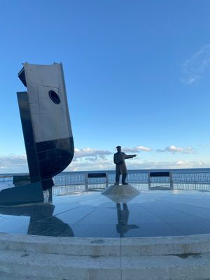 엘리펀트 섬에서 표류하던 어니스트 섀클턴 경의 좌초된 대원들을 구출하기 위한 탐험을 이끈 칠레 해군 장교 루이스 파르도의 기념비