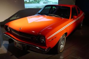 1974년형 AMC 호넷 X. "우주 나선형" 점프 장면에 사용된 차량으로, 현재 런던 영화 박물관에 전시되어 있다.