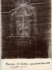 세콘도 피아(Secondo Pia)가 1898년에 촬영한 토리노 수의 사진의 네거티브. 이후 예수의 성면(Holy Face of Jesus) 신앙의 일부로 사용되었다. 엘리제 박물관(Musée de l'Élysée), 로잔(Lausanne) 소장.