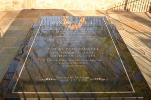 폴웰 부부의 합동 묘비