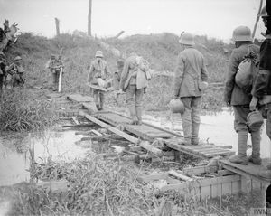 1917년 7월 31일, 보징헤 근처 이저 운하를 건너는 독일 포로와 영국 부상병. (영국 전쟁 박물관 Q5726)