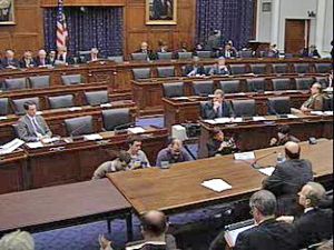 벤 버냉키(Ben Bernanke)(오른쪽 아래), 전 연방준비제도 이사회 의장, 2009년 2월 10일 하원 금융 서비스 위원회 청문회. 이사회 위원들은 이와 같은 의회 위원회에 자주 출석하여 증언한다. 하원 금융 서비스 위원회의 상원에 해당하는 위원회는 상원 은행 주택 도시 문제 위원회이다.