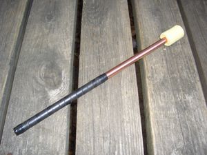 불 뿜기에 사용되는 켜지지 않은 횃불