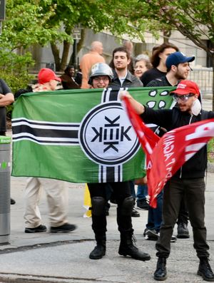 케키스탄 국기를 들고 있는 시위자 (2017)