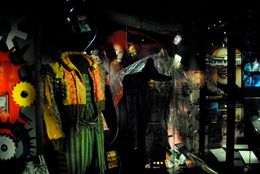 시애틀의 팝 컬처 박물관(Museum of Pop Culture)에 전시된 영화 속 의상: 세바스찬의 의상(좌), 레이첼의 드레스(중), 조라의 레인코트(후열 우)