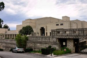 영화 촬영 장소로 쓰였던 미국 로스 앤젤레스의 엔니스 하우스 (Ennis House).