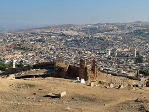 페스 엘 발리 북쪽에 있는 도시 성벽의 잔해. 알모하드 시대(12세기-13세기)에 재건되었다.