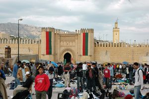 카스바 문 앞에서 열리는 시장