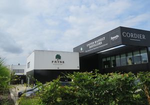 유나이티드 하셀트 증류소는 하셀트 지역의 유명 브랜드인 '프린스'와 '스미츠' 진을 증류한다