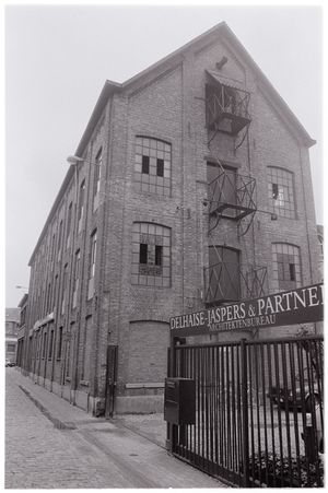 1947년에 지어진 구 스미츠 진 증류소는 라암스트라트 17번지에 여전히 남아 있다.