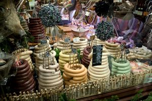 벨기에 크리스마스 시장에서 판매되는 다양한 종류의 코일 모양의 부댕(boudin)/펜스(pens)(블러드 소시지)