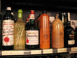 하셀트에서 판매되는 주니버 병들, 전통적인 점토 병 두 개 포함