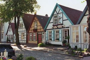 바르네뮌데 구시가지의 전형적인 오래된 어부 집들