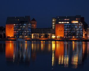 밤의 슈파이허(사무실 건물). AIDA 크루즈 본사