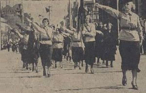 1937년 5월 3일 포즈난에서 열린 퍼레이드에서 로마식 경례를 하는 당원들