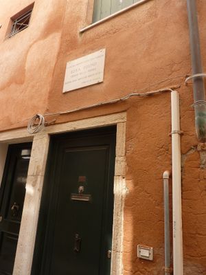 1928년 베네치아 칼레 케리니 252에 있는 올가 루지(Olga Rudge)의 집. 명판에는 다음과 같이 쓰여 있다: "베네치아를 끊임없이 사랑하며, 시의 거장 에즈라 파운드는 50년 동안 이 집에 살았다."