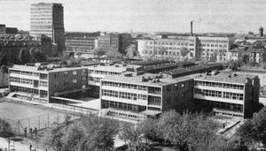1960년대 바르샤바 중심부에 건설된 많은 학교 중 하나