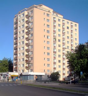 당시 증가하는 인구를 수용하기 위해 건설된 바르샤바의 전형적인 고층 아파트