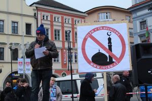 2015년 "우리는 체코에 이슬람을 원하지 않는다(We do not want Islam in the Czech Republic)" 캠페인 시위 연설자