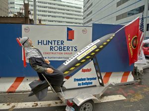 뉴욕시에서 박51(Park51)에 대한 시위에서 케피예(keffiyeh)를 착용한 무슬림을 상징하는 마네킹이 "미국산(Made in the USA)" 폭탄 모형에 묶여 있는 모습