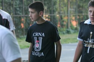 우스타샤 민병대의 흑색 군단(Black Legion (Ustaše militia)) 마크가 새겨진 티셔츠를 입은 어린 소년이 톰슨 콘서트장에 있는 모습