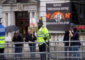2007년 런던 LGBT 프라이드 행진에서 LGBT 권리의 법적 인정 확대에 항의하는 국민전선(National Front) 당원들.