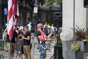 2017년 8월 시애틀 집회에서 조이 깁슨 옆에 선 프라우드 보이스 회원들