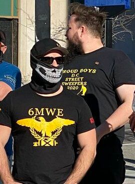 2020년 12월 15일, 반유대주의적이고 신나치적인 슬로건 이미지가 담긴 셔츠를 입은 프라우드 보이 회원의 사진이 온라인에 퍼졌다. "6MWE"는 유대인 홀로코스트 희생자들을 가리켜 "6백만 명은 부족했다"라는 뜻이다. 파스케스(막대기 다발)을 들고 있는 노란색 독수리는 파시스트 이탈리아에서 가져온 상징이며, 해골 가면은 신나치 단체인 아톰바펜 디비전(Atomwaffen Division)에서 따온 것이다.