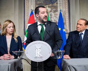 2018년 선거 후 퀴리날레 궁에서 멜로니(왼쪽), 마테오 살비니(중앙), 실비오 베를루스코니(오른쪽)
