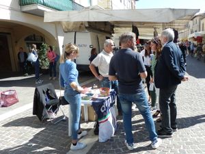 2022년 총선 3일 전 토스카나주 카시나에서 선거운동을 하는 Fratelli d'Italia 당원들; 오른쪽은 클라우디오 보르기 아퀼리니(리그당)