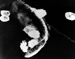 일본 전함 야마토(Yamato)가 1945년 3월 19일 쿠레 해상에서 공습을 받고 있는 모습