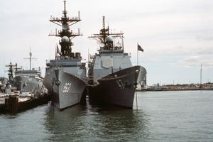 타이콘데로가급 순양함(우측)은 스프루언스급 구축함 (좌측)과 동일한 선체로 건조되었다.