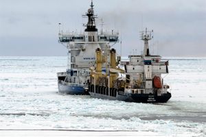 핀란드 쇄빙선이 발트해에서 상선을 호위하는 모습