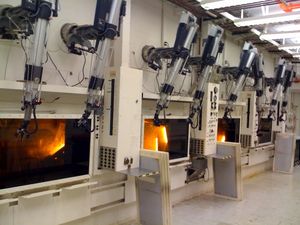 대부분의 폐기물 포장, 소규모 실험용 연료 재활용 화학 및 방사성 의약품 정제는 원격 조작식 핫셀 내에서 수행된다.