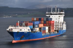 그리녹에 도착한 컨테이너 피더선 Helga