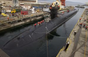 2002년 11월 건식 도크에 있는 USS 미시간(SSBN-727), SSGN으로 개조되기 전