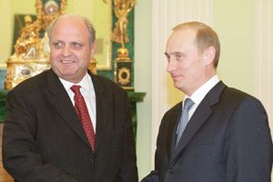 무어 WTO 사무총장이 2001년 러시아 대통령 블라디미르 푸틴을 만나는 모습