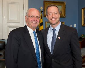 무어가 2012년 메릴랜드 주 애나폴리스에서 메릴랜드 주지사 마틴 오말리(Martin O'Malley)를 방문하다