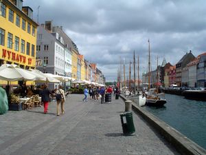 뉘하운 북쪽의 햇볕이 잘 드는 쪽에 줄지어 선 바와 레스토랑