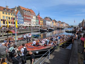 8월의 뉘하운, 관광객들로 가득하다
