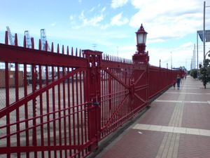 뉴질랜드 오클랜드항의 쿡 선장 부두 남쪽 끝(세관 국경). 역사적인 울타리 뒤에 전기 울타리가 희미하게 보인다.